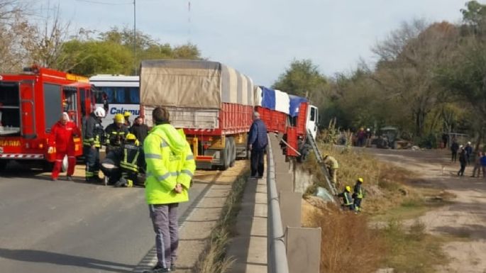 Choque entre un colectivo y un camión en el puente Andino