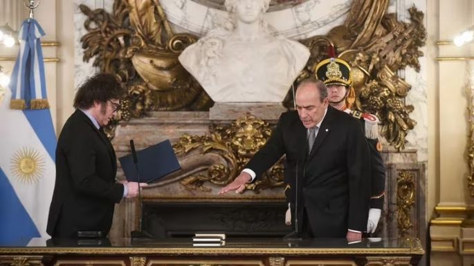 Javier Milei le tomó juramento a Francos como jefe de Gabinete