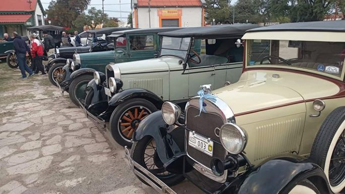 Los autos antiguos pasean por la región