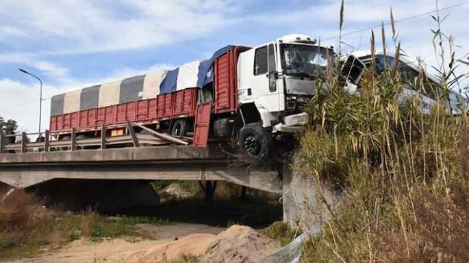 Seis heridos al chocar un colectivo y un camión