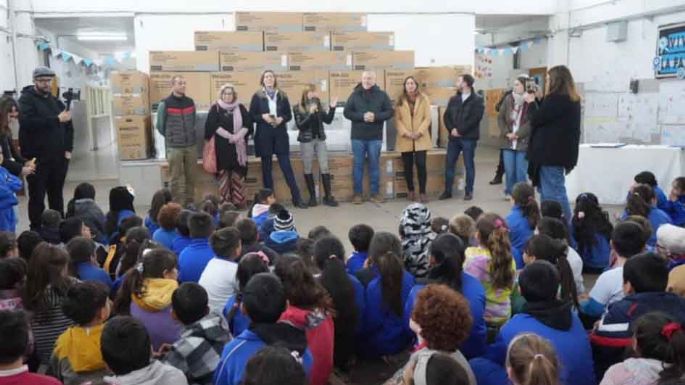 Entregaron calefactores y aires acondicionados para aulas
