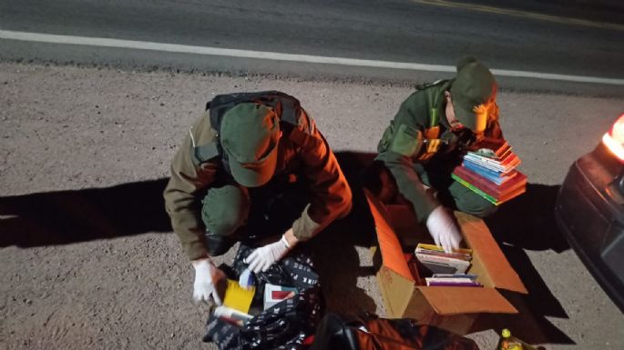 Hallaron celulares de contrabando entre cajas de libros