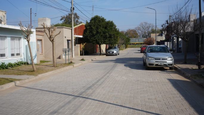 El adoquinado sigue por calle Sarratea
