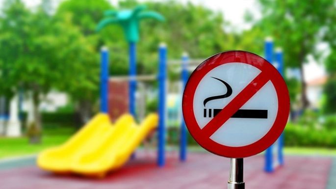 Podrían proponer que se prohíba fumar en lugares públicos abiertos