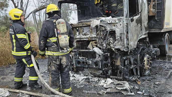 Un camión térmico se incendió en la ruta