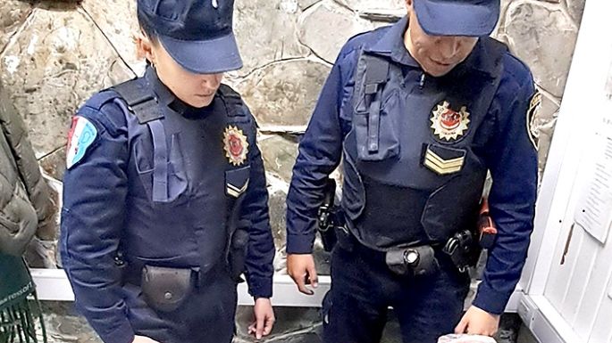 Amenazó con un arma a su familia
