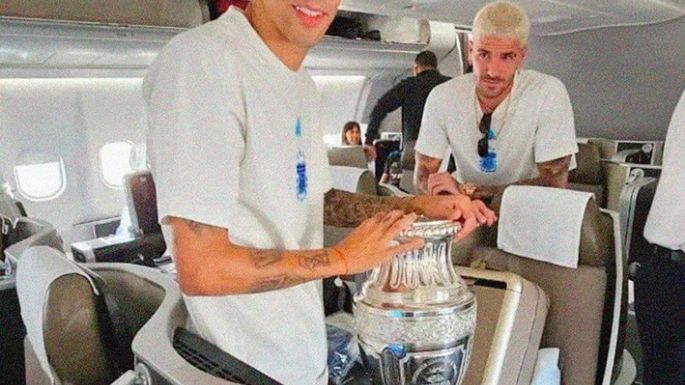 Parte del plantel bicampeón arribó anoche a Buenos Aires