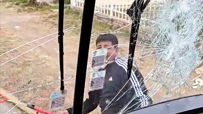 Agredió al chofer y destrozó el parabrisas de un colectivo