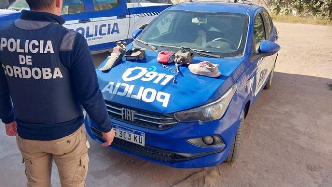 Enojado, rompió un vidrio en la entrada al municipio