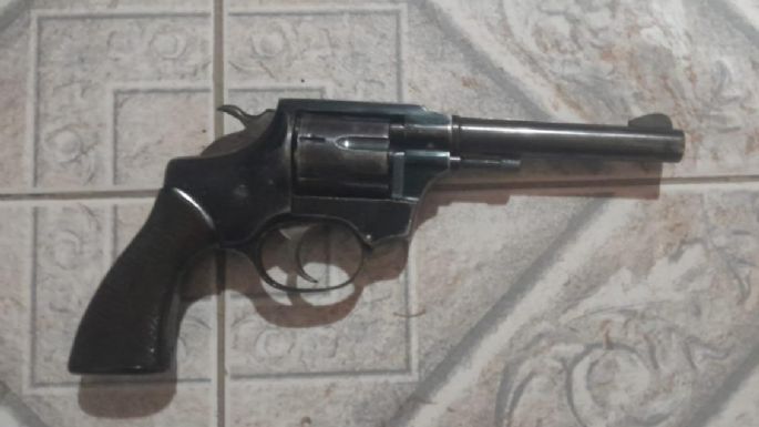 Manipulando un revólver, un joven gatilló y el disparo impactó en la pierna de otro