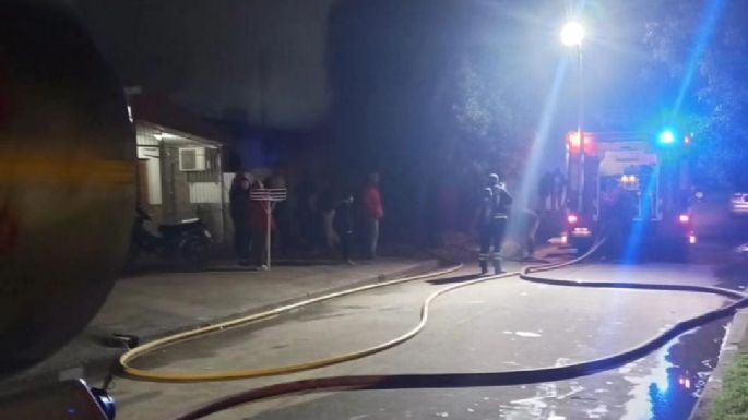Bomberos sofocaron el fuego en una vivienda