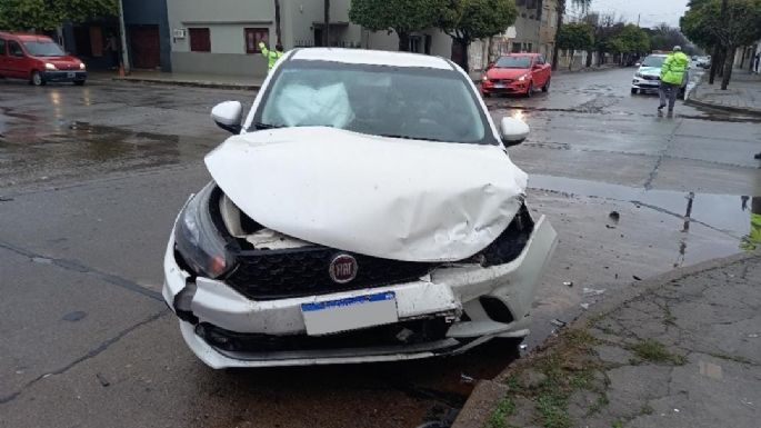 Una mujer sufrió lesiones graves tras un choque entre dos autos