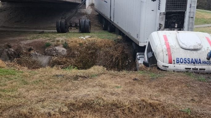 Perdió el control de su camión y cayó de un puente