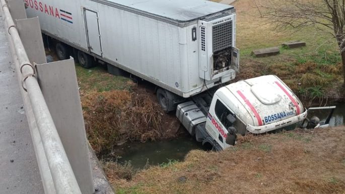 Perdió el control de su camión y cayó de un puente