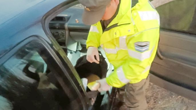 Arrastró a un gendarme en un intento de huida