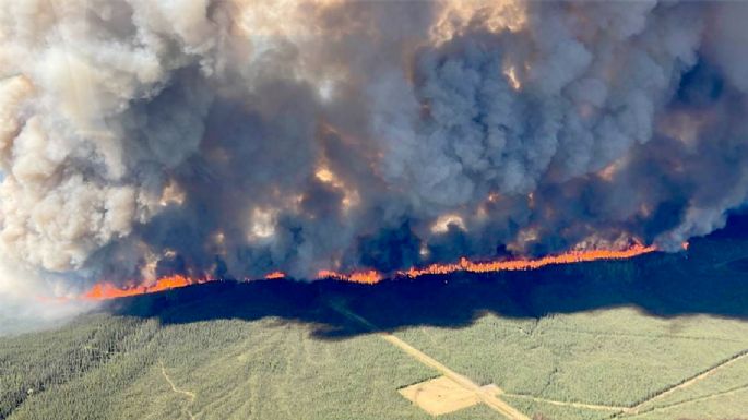 Incendio forestal destruye la turística ciudad de Jasper