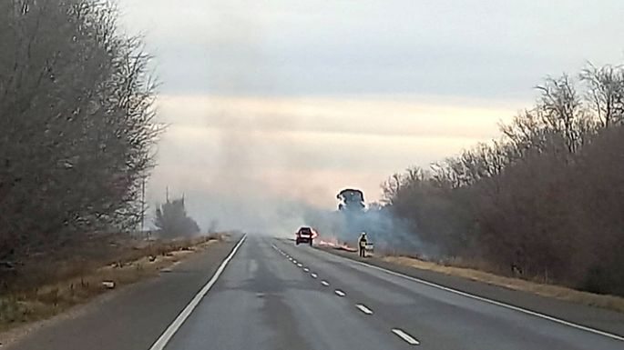 Un incendio de pastizales obligó a cortar la ruta 158