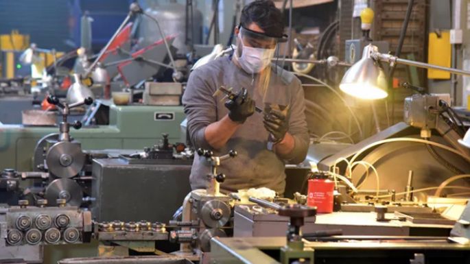 La producción industrial cayó en junio un 12,1% interanual