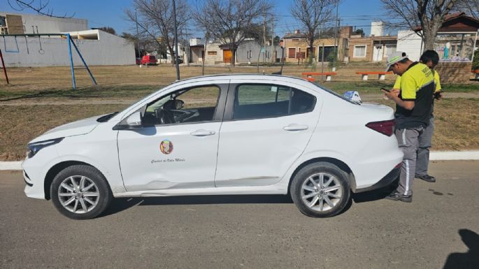Accidente entre un taxi y una moto con dos menores a bordo
