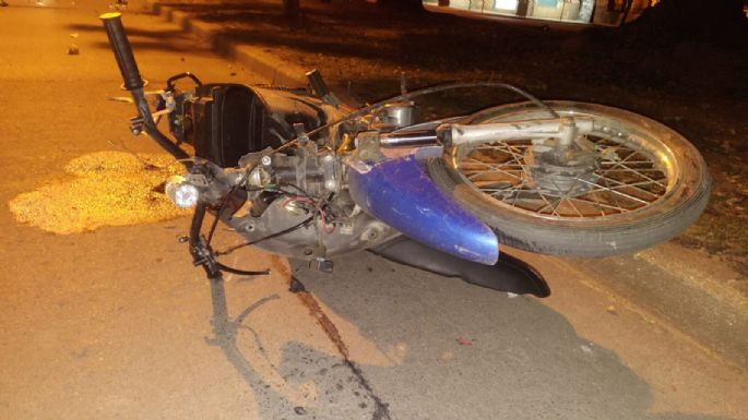 Una joven motociclista sufrió graves lesiones en un accidente