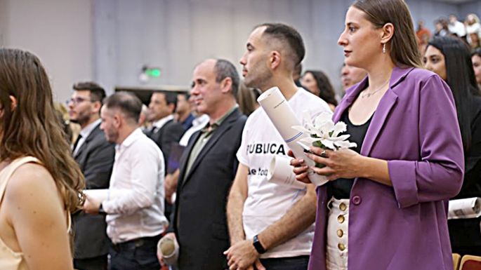 Más de 180 graduados reciben sus diplomas