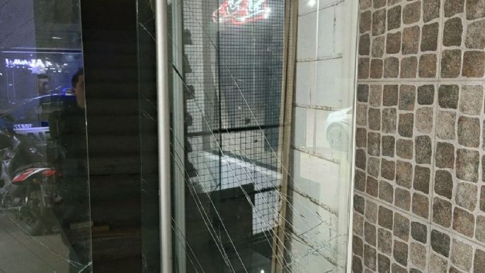 Rompió la puerta de vidrio de un comercio para robar
