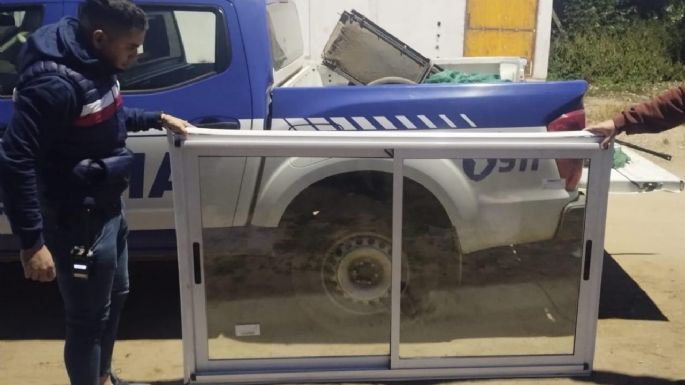 Robaron una ventana en una obra y fueron arrestados