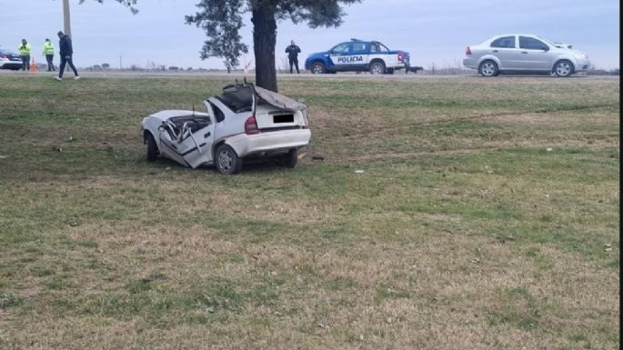 Perdió el control de su auto, impactó contra un árbol y murió