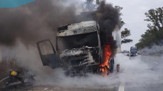 Sofocaron el incendio de un camión en la ruta