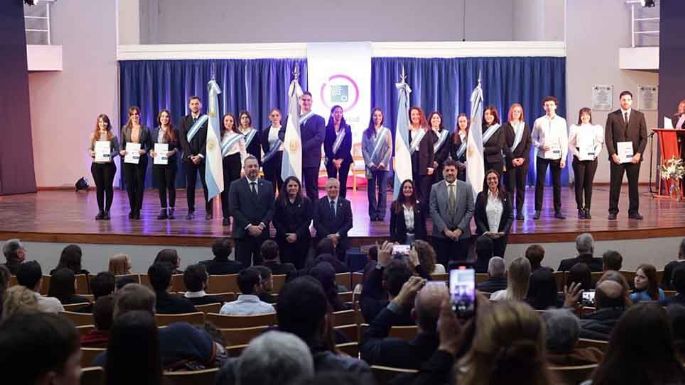 Nuevos abanderados y egresados