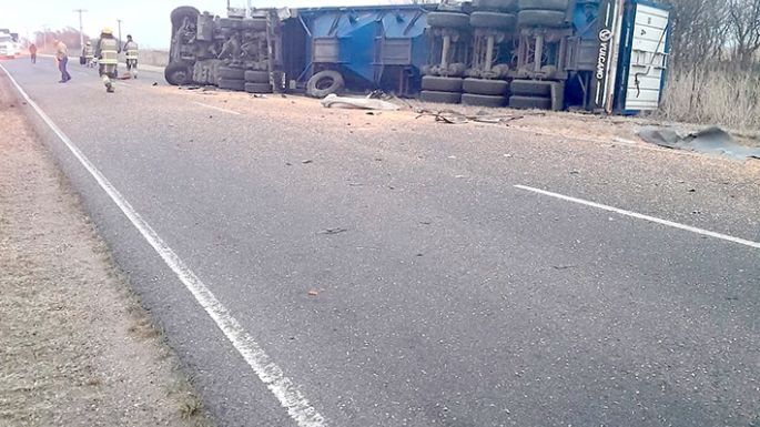 Triple choque de camiones  causa una víctima fatal