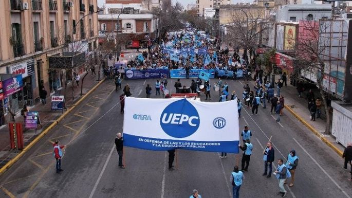 Nutrida marcha de estatales contra la suba de aportes