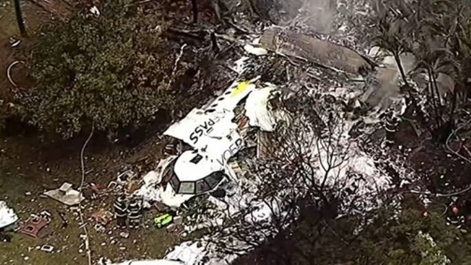 Cayó un avión con 61 personas