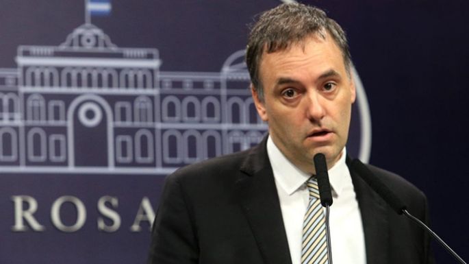 Piden archivar la denuncia por el viaje de la esposa de Manuel Adorni
