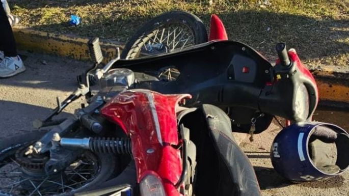 Una joven en moto colisionó contra un vehículo