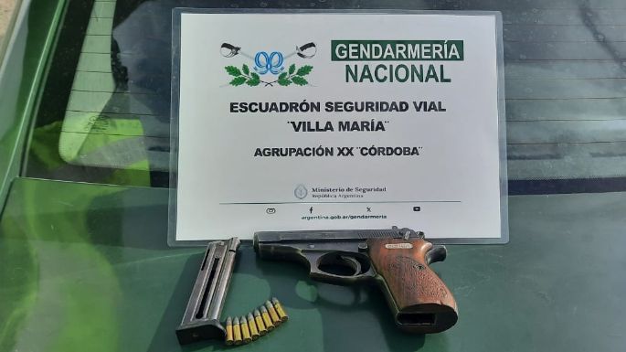 Un conductor detenido con un arma y municiones