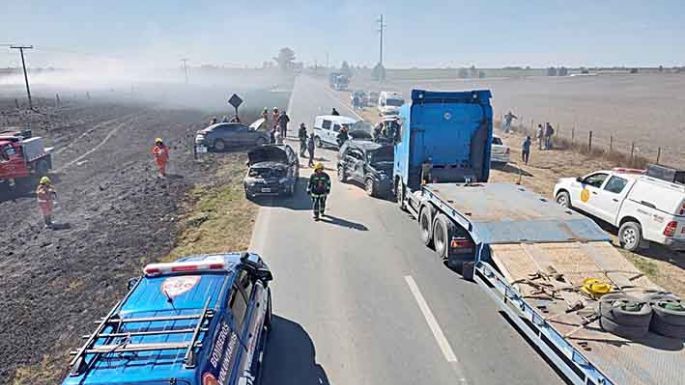 Tres heridos fue el saldo de un accidente entre un camión y seis autos en la ruta 158
