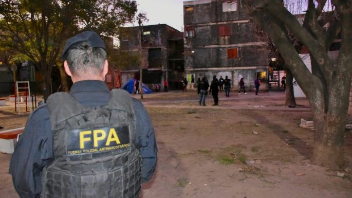 Tres detenidos por vender drogas en una plaza de barrio Los Olmos