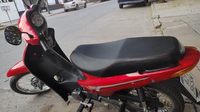 Motociclista intentó evitar un control policial y la detuvieron