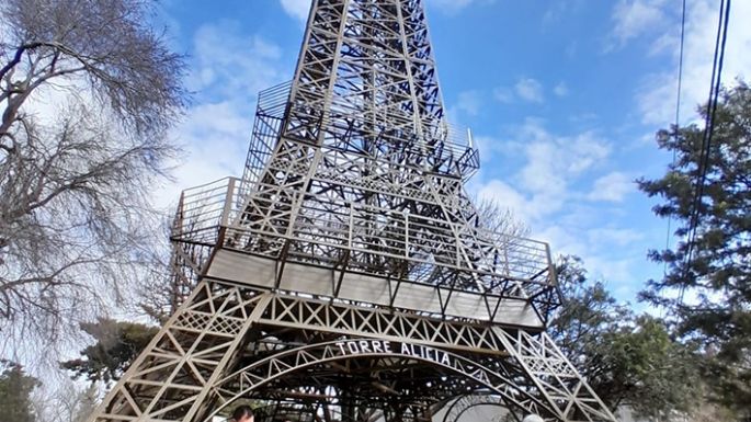 Vende la réplica de la torre Eiffel