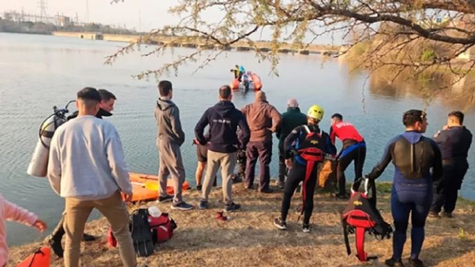 Navegaba con su hijita, el bote se dio vuelta y murió ahogado
