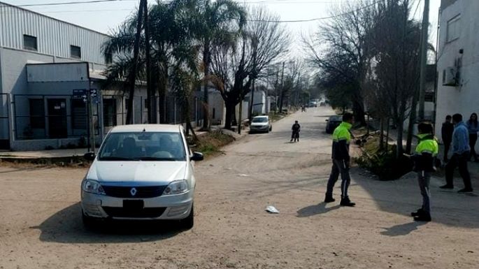 Se fracturó un tobillo al chocar auto y moto con tres ocupantes