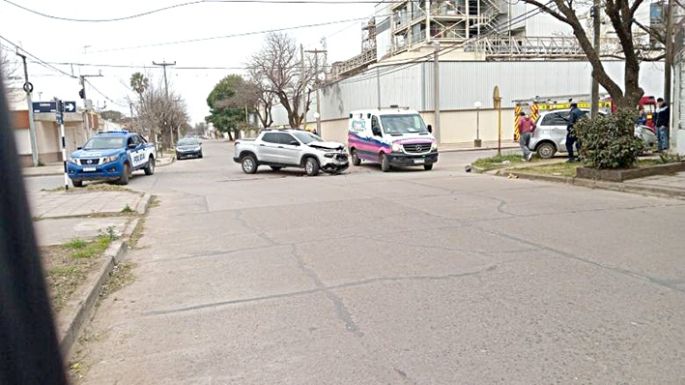 Choque entre auto y camioneta