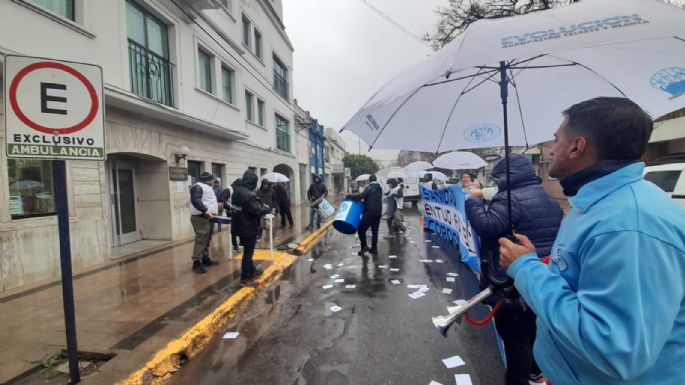 Comenzó la protesta frente al Sanatorio Cruz Azul