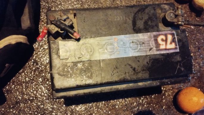 Una mujer detenida por robarse la batería de un auto
