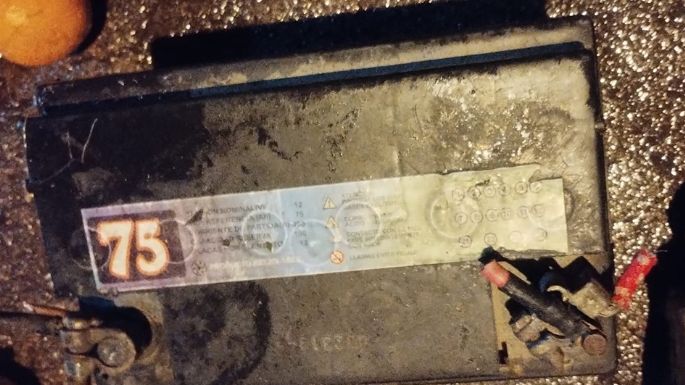Joven detenida por robar la batería de un vehículo
