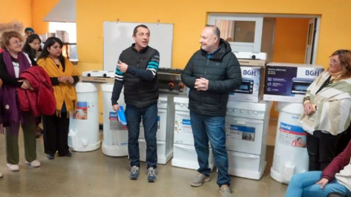 Entrega de cocinas,  hornos y termotanques