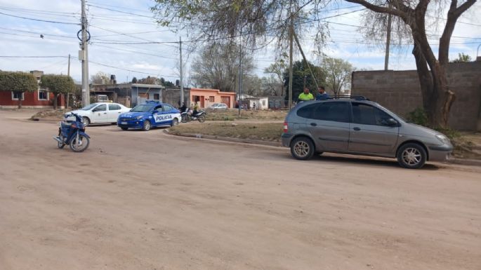 Dos adolescentes en moto resultaron lesionados tras chocar contra un auto