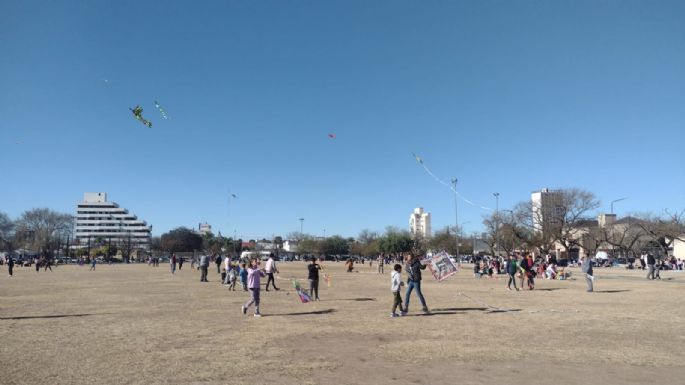 Gran barrileteada familiar en el Polideportivo