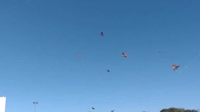 Gran barrileteada familiar en el Polideportivo